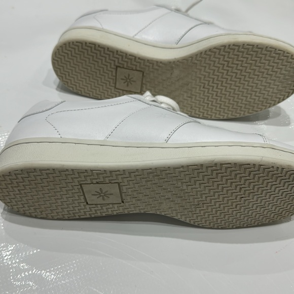 JOYASOL Women's Paisley Sneaker All White Size 7
MSRP $220 - Picture 7 of 10